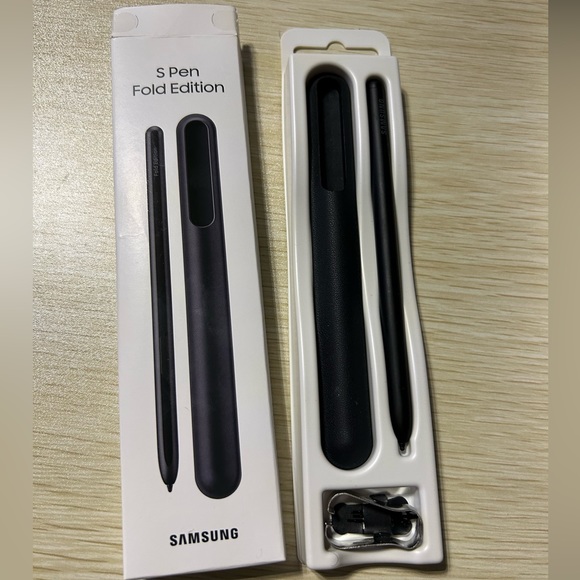 *SOLD* Samsung Fold 3 5G - 256GB w/ S Pen and Case - Picture 8 of 8